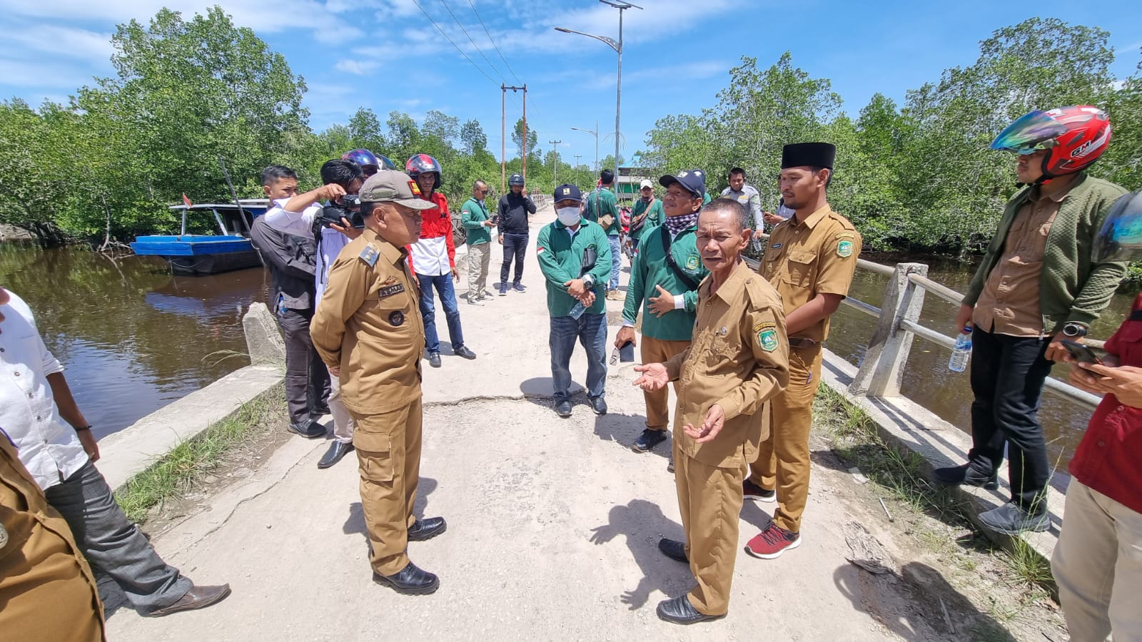 Plt. Bupati Asmar Tinjau Sejumlah Jalan dan Jembatan Rusak di Meranti