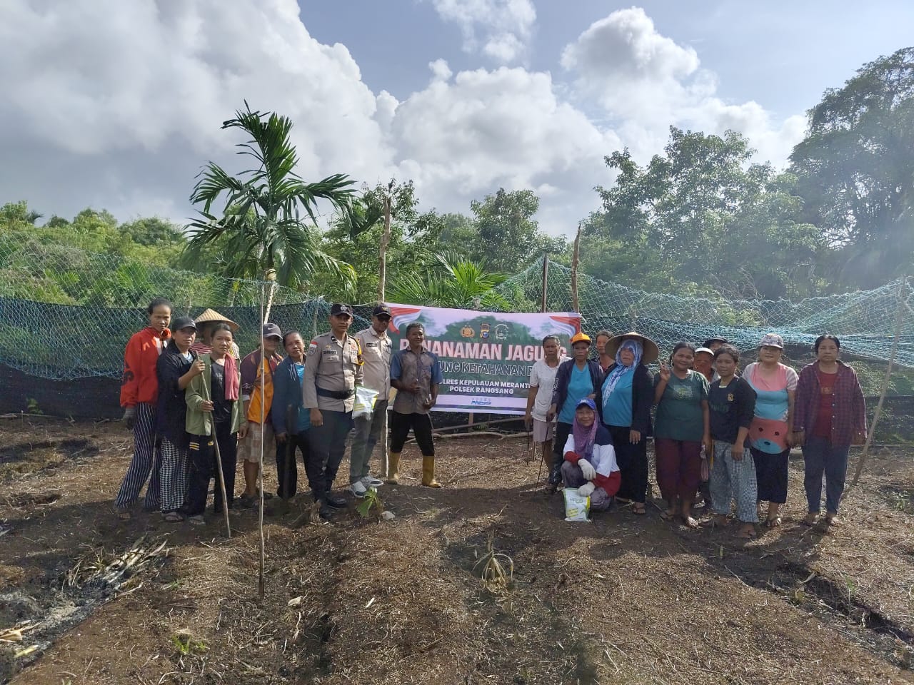 Dukung Ketahanan Pangan, Polsek Rangsang Tanam Bibit Jagung di Desa Sokop