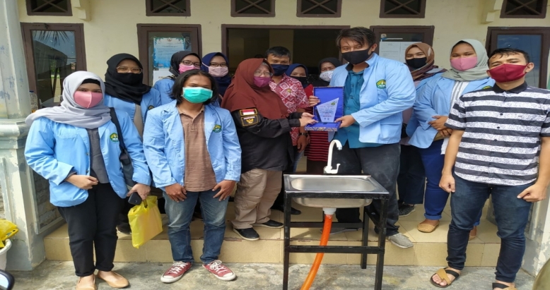 Penyerahan Wastafel Cuci Tangan Mahasiswa Universitas Riau di Kelurahan Jadirejo