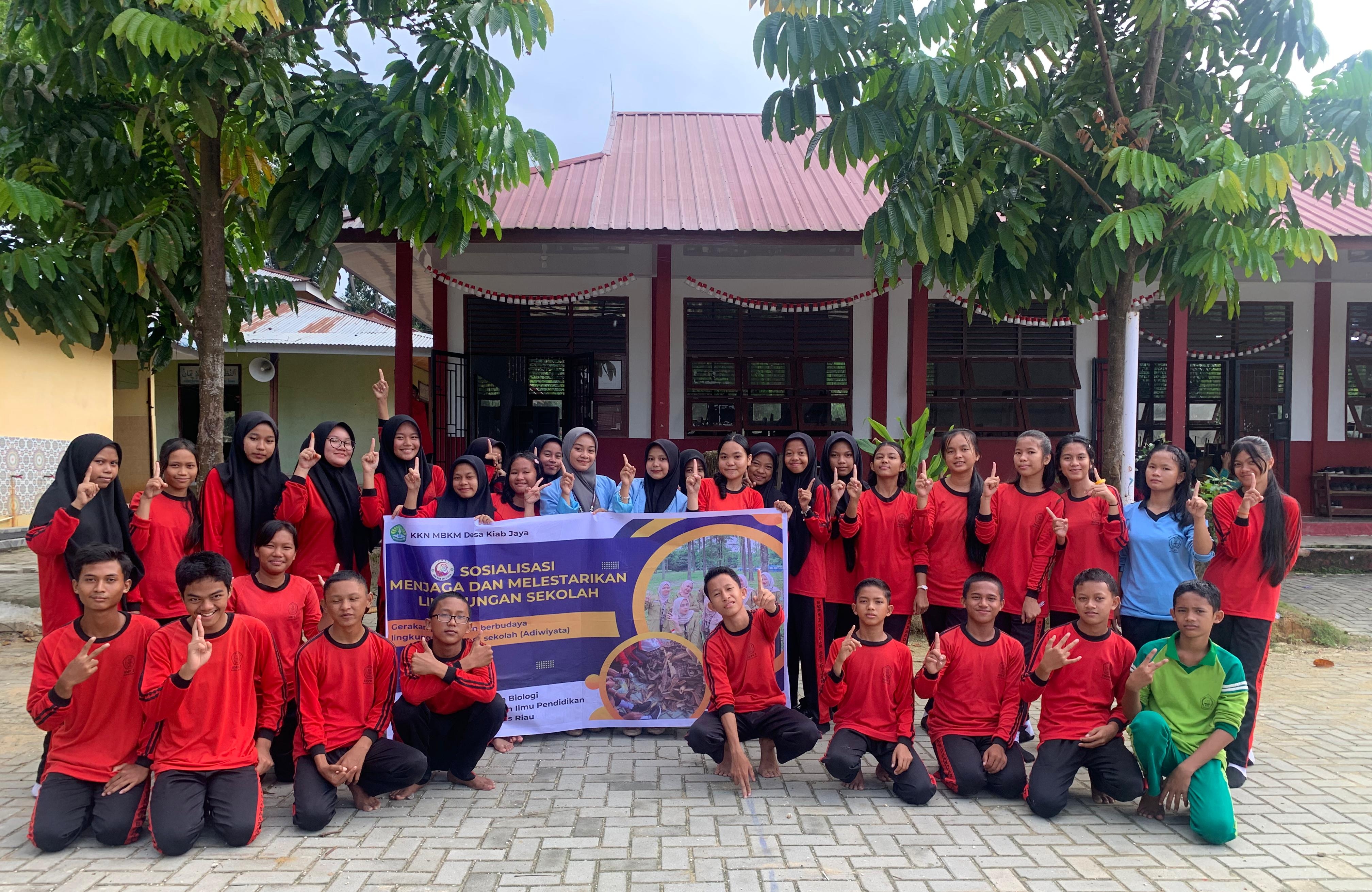 Kukerta MBKM Desa Kiab  Jaya  Mahasiswa UNRI Sosialisasi Adiwiyata di SMP N 2 Bandar Sei Kijang