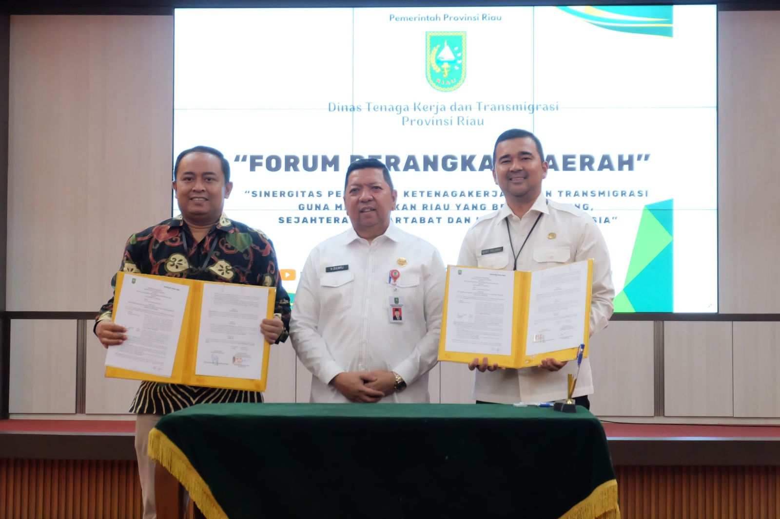 Disnakertrans Provinsi Riau Serahkan Penghargaan Kepada Tiga Kab/Kota dan Teken MoU