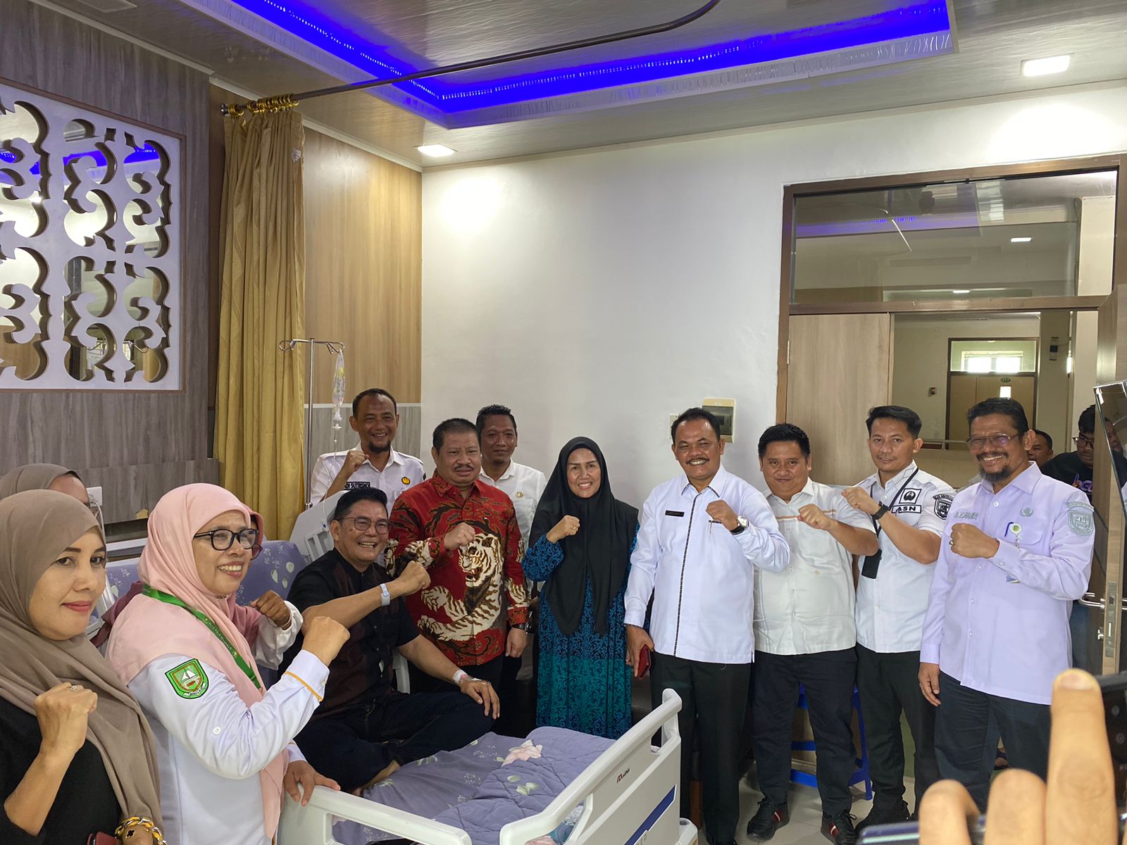 Bupati Bengkalis Ke-14 Amril Mukminin Besuk Kadis Kominfotik Bengkalis Yang Sedang Dirawat RSUD