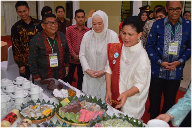 Ibu Negara Tertarik Aneka Ragam Pangan Sagu Riau