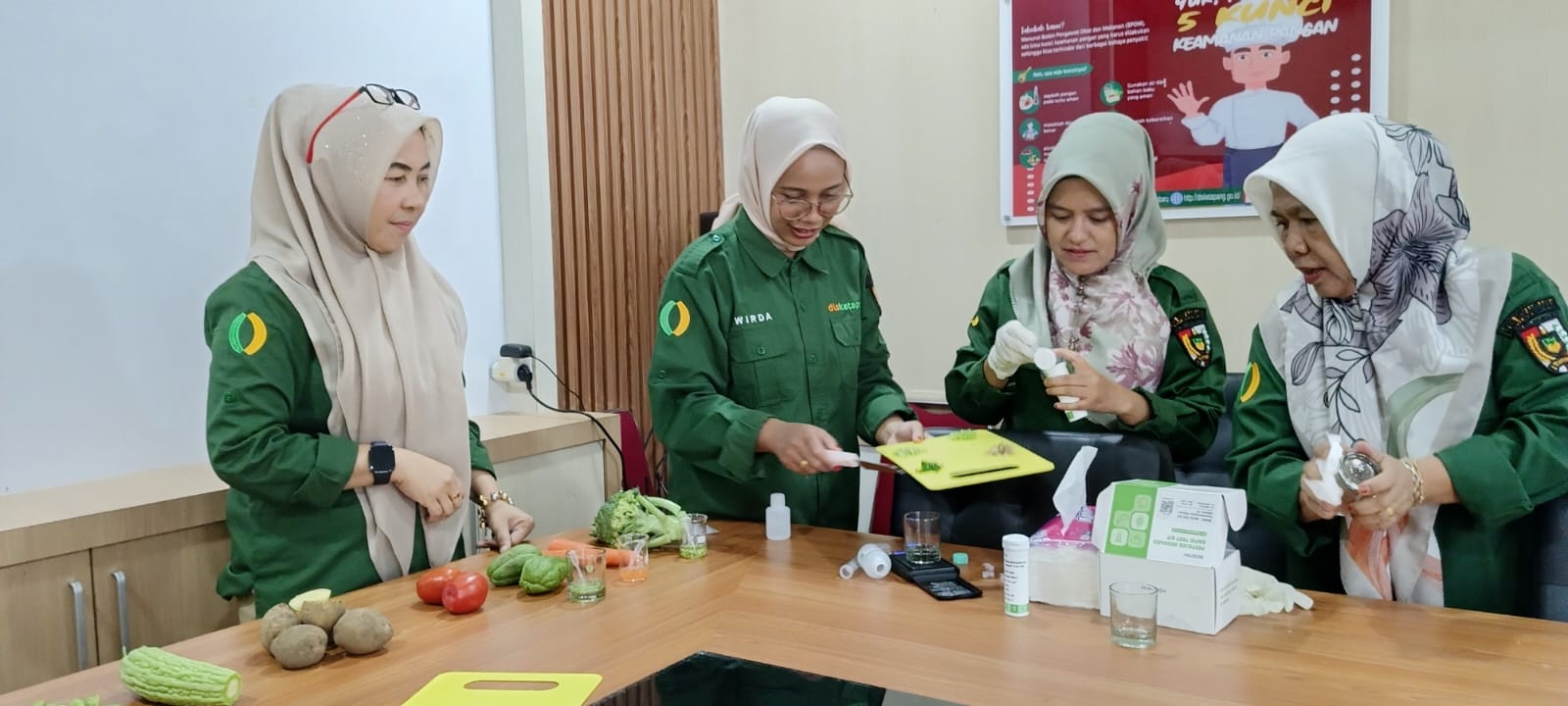 DKP Lakukan Pengawasan Mutu PSAT di Pasar Cik Puan dan Sukaramai