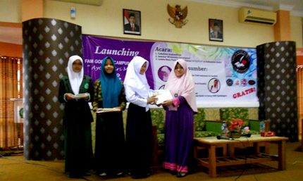 Inthesa Nurseptiana Juara 1 Lomba Baca Puisi FAM Indonesia
