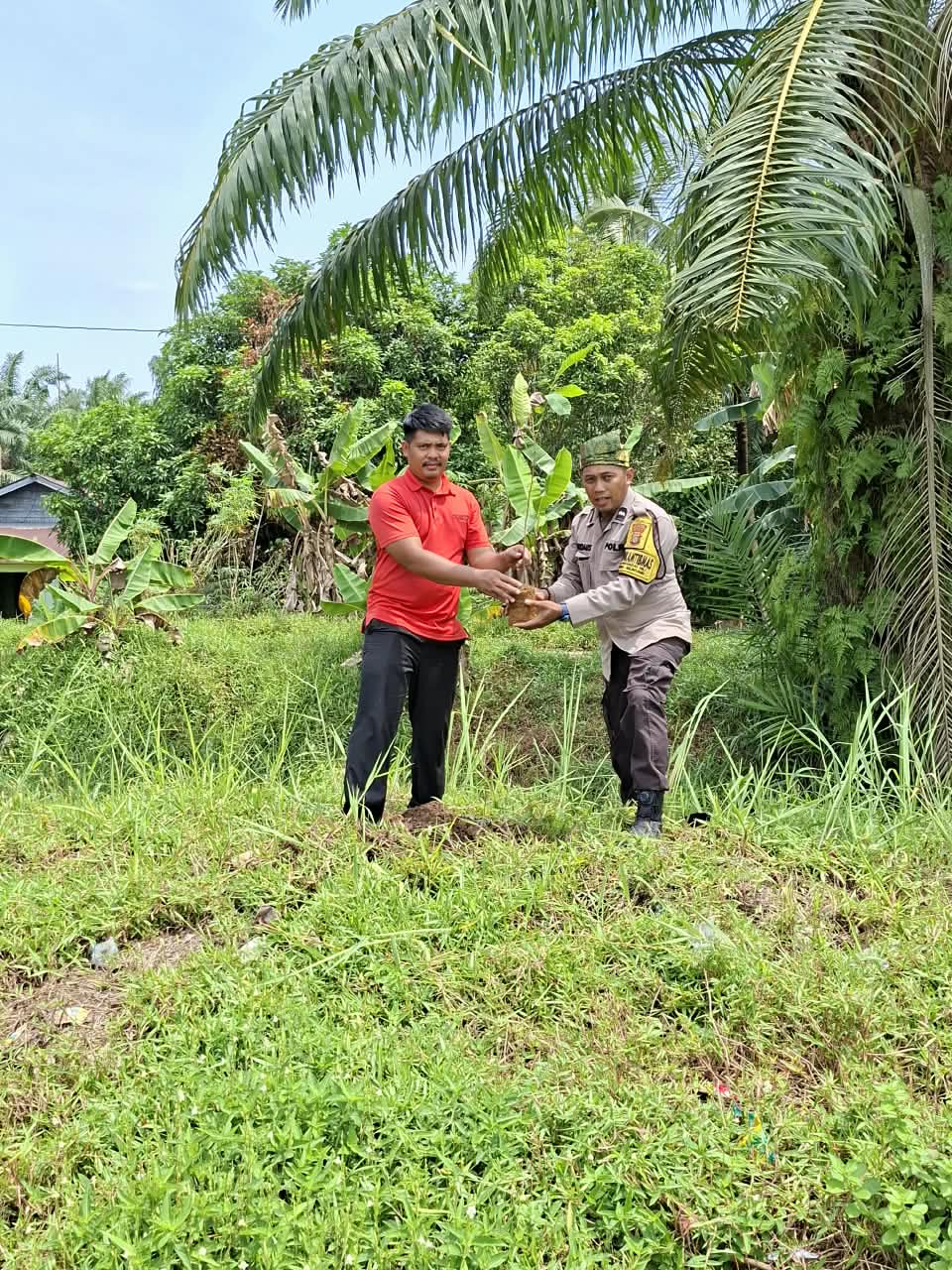 Polisi Rimba Melintang Tanam Pohon Mangga, Wujudkan Konsep Green Policing