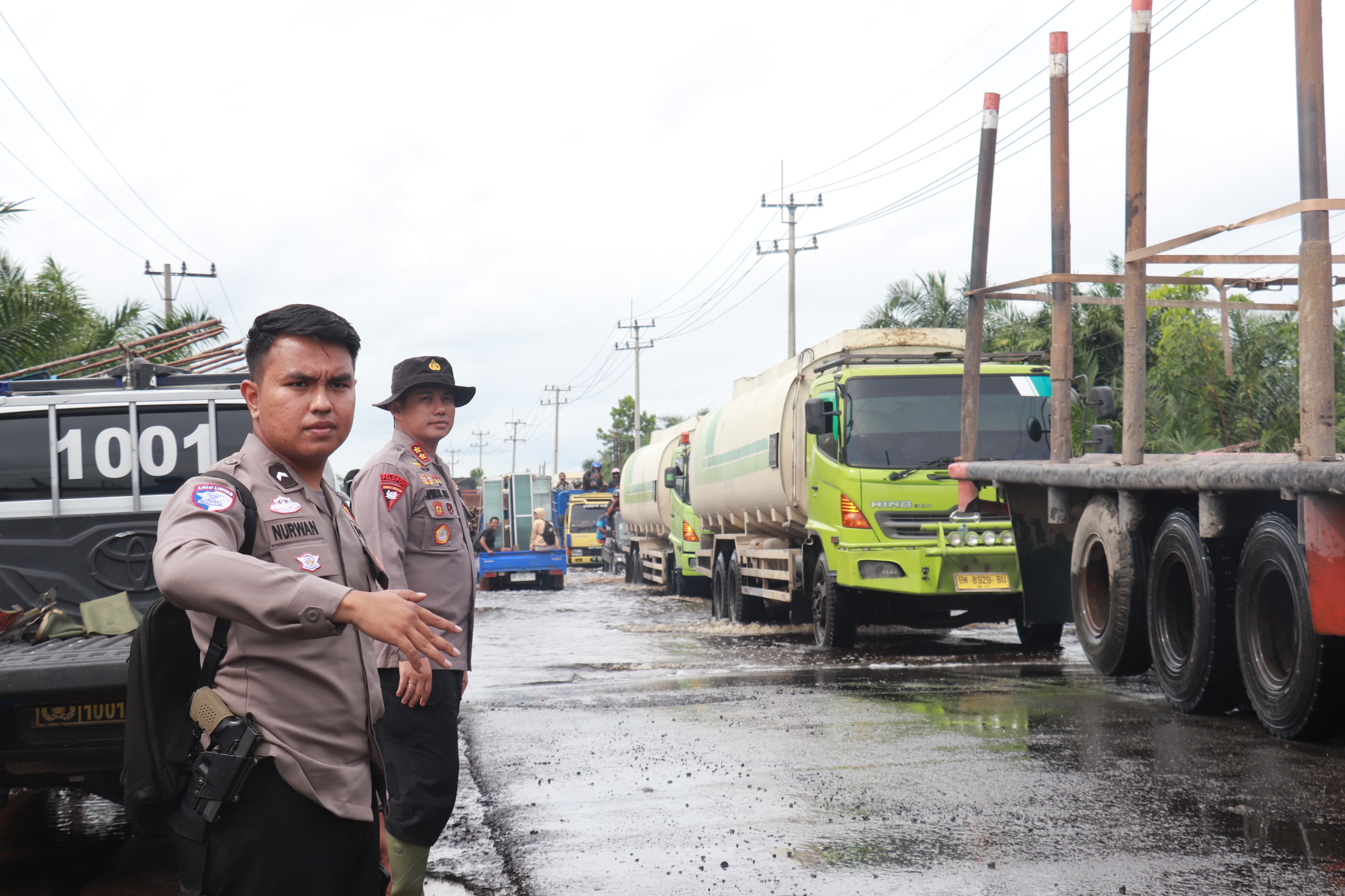 Banjir Rendam Jalan Nasional Lintas Timur, Kapolres Pelalawan Pantau Langsung Situasi di Lokasi