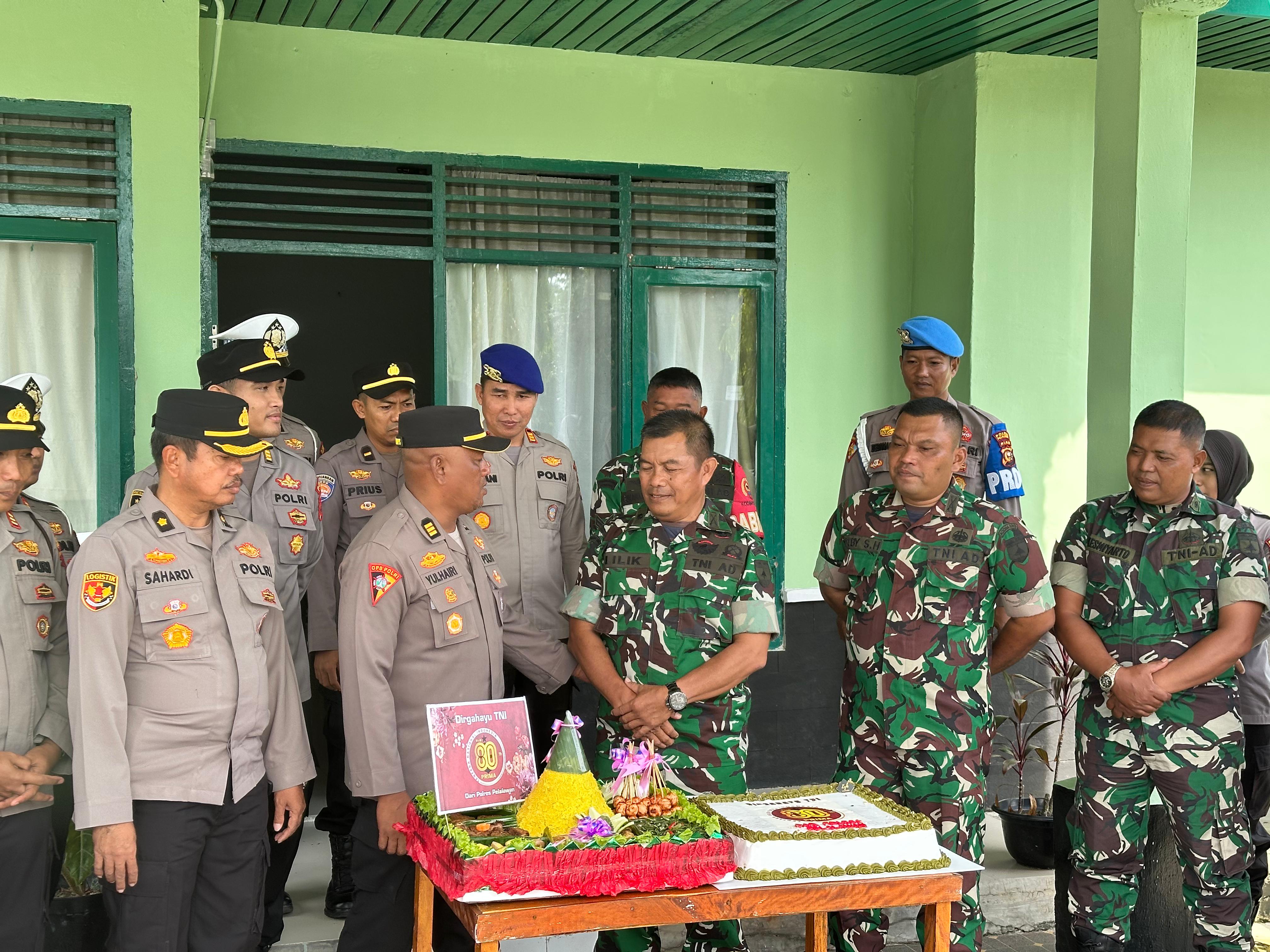 Polres Pelalawan Beri Kejutan HUT TNI ke-80 di Koramil 09/Langgam: Simbol Soliditas Tanpa Batas