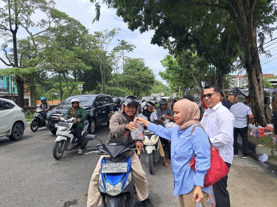 Jumat Berkah, PWI Riau Bagikan 600 Nasi Bungkus Kepada Masyarakat