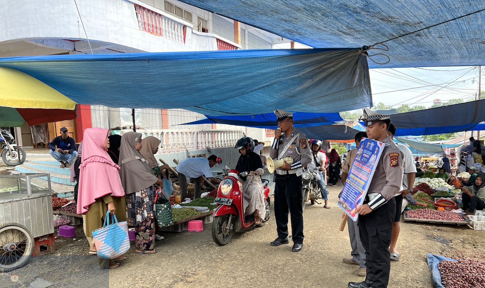 Satlantas Polres  Pelalawan Laksanakan Patroli dan Sosialisasi Kamtibmas di Pasar Ukui Menjelang Pilkada 2024