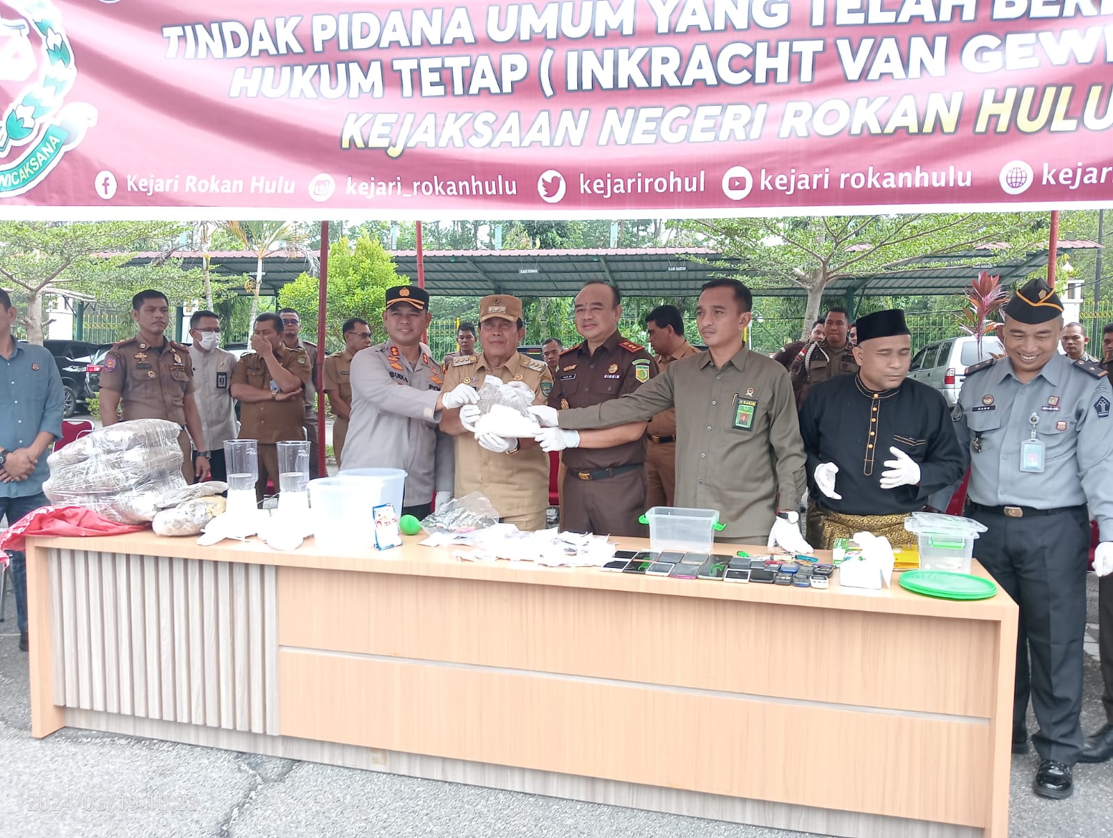 Ribuan Botol Mras di Musnahkan Kejari Bersama Bupati dan Kapolres Rohul