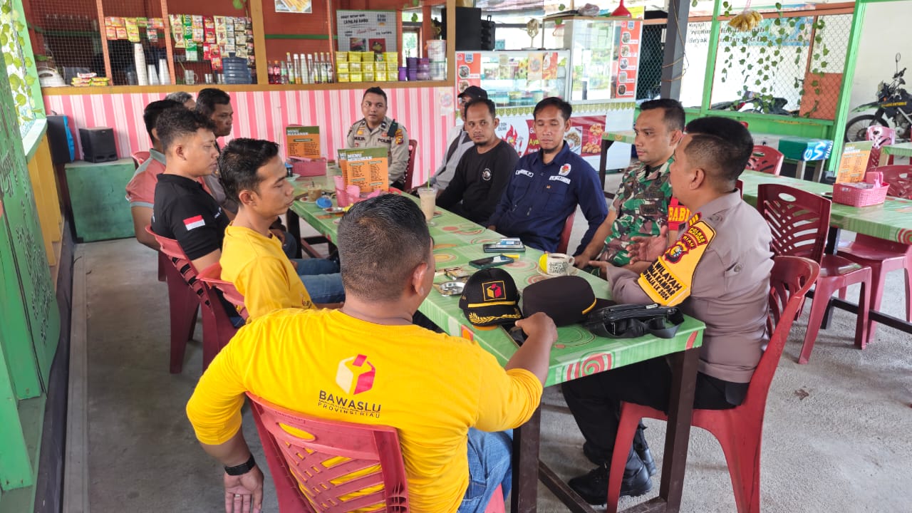 Coffee Bareng Yuk: Sinergi Polsek dan Penyelenggara Pilkada Ciptakan Keamanan yang Kondusif