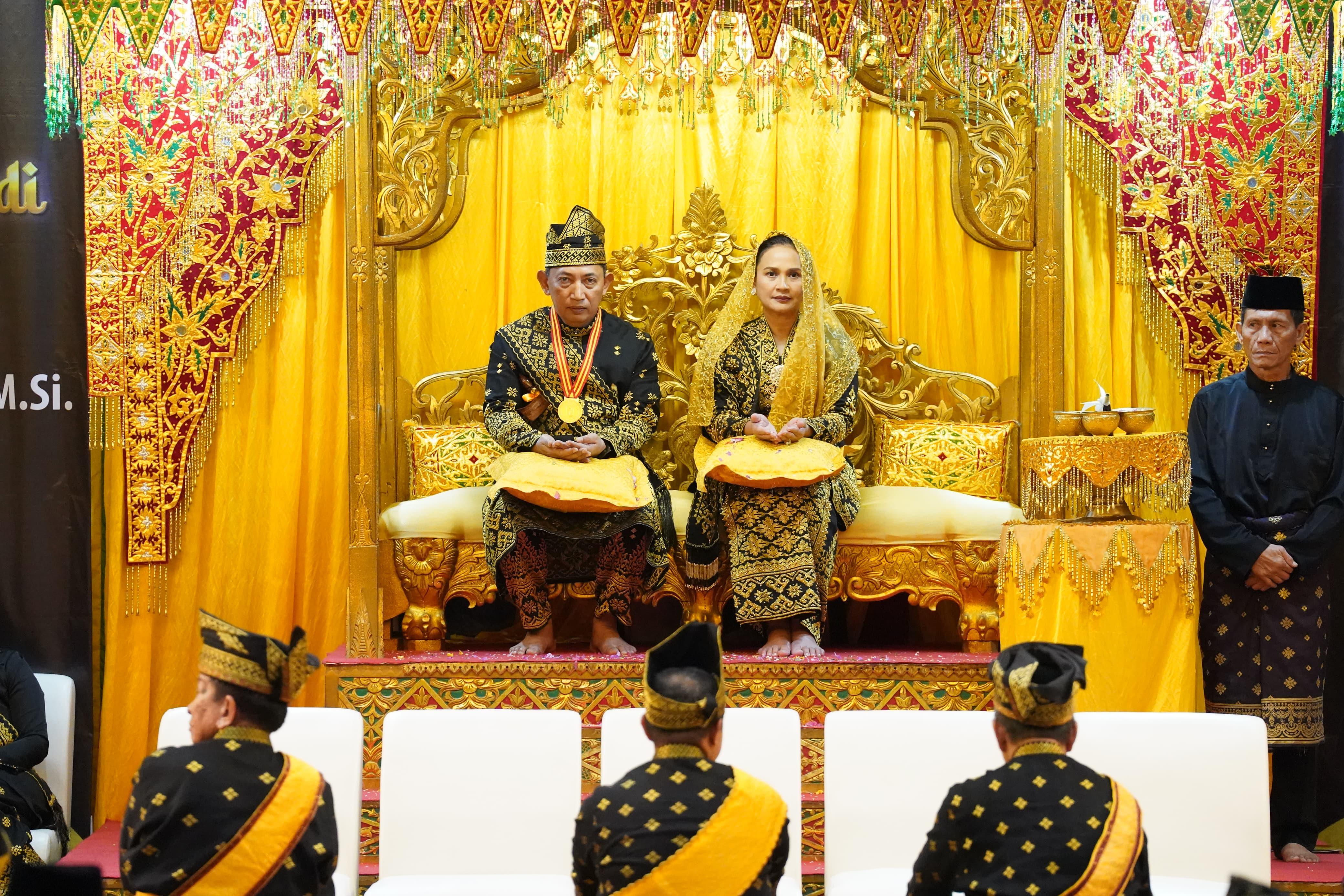 Kapolda dan Gubernur Riau Saksikan Prosesi Anugerah Adat untuk Kapolri: Simbol Penghormatan Tertinggi dari Bumi Melayu