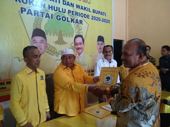 Hamulian  dan Tedy Mirzal Dal mengambil Formulir Pendaftaran Melalui  Penjaringan DPD II Golkar Rohul