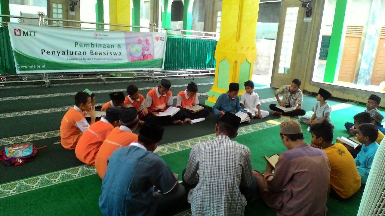 MTT Sumbagteng Salurkan Beasiswa Pendidikan kepada 72 Anak Yatim/Dhuafa