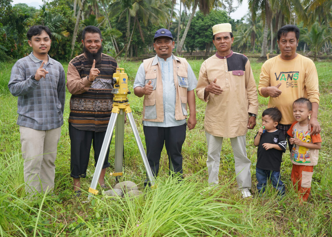 OIF UMSU Ukur Arah Kiblat Masjid di Pasaman Sumbar
