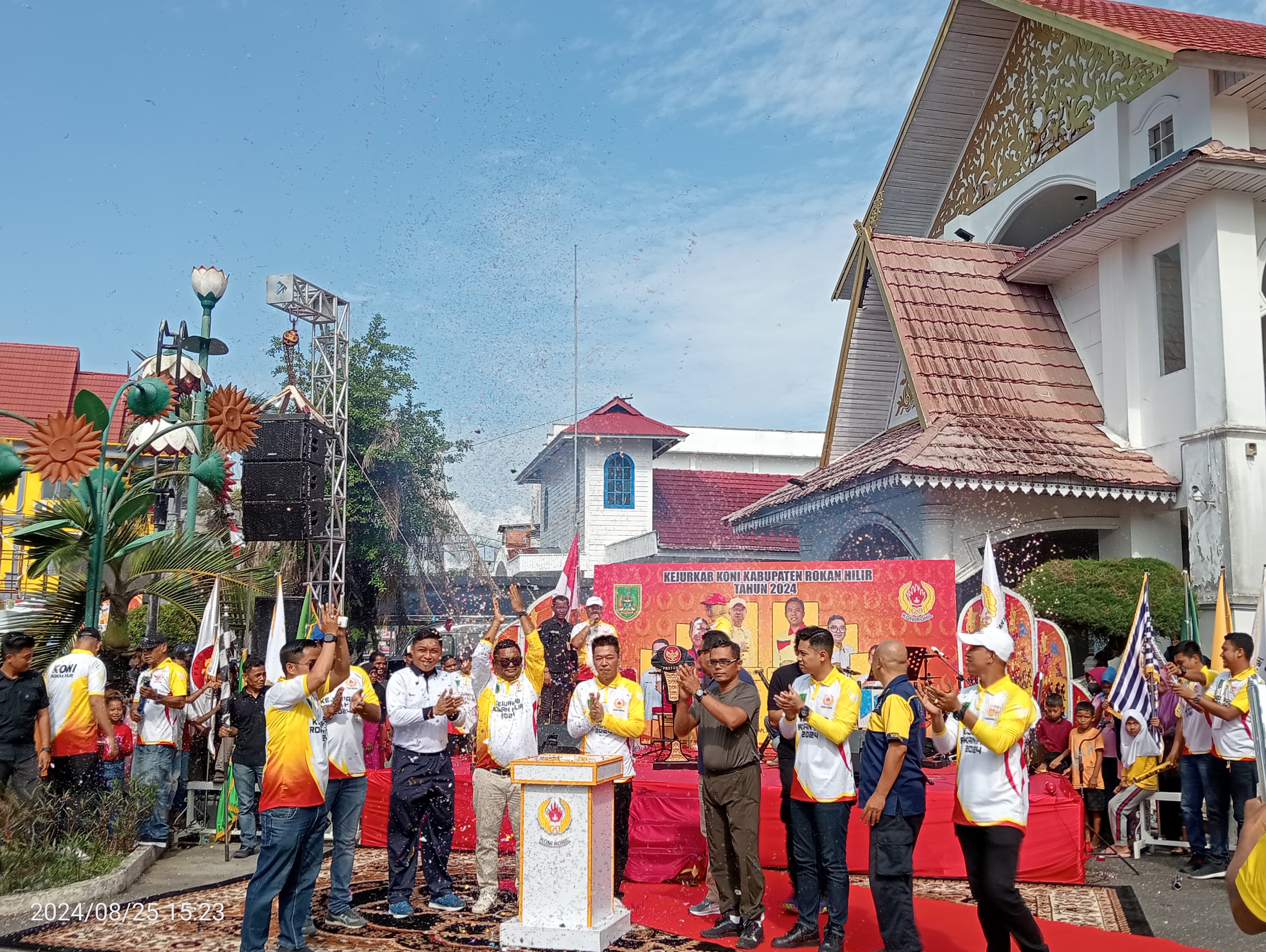 Kerjukab KONI Rohil 2024 Resmi di Buka, Bupati Targetkan Peringkat III Pada Porprov 2026 Mendatang