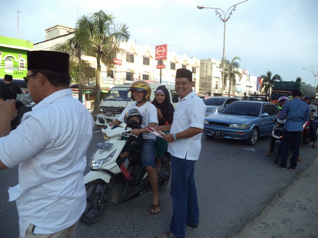 Tim Prabowo-Hatta Pelalawan Bagi-bagi Takjil Gratis