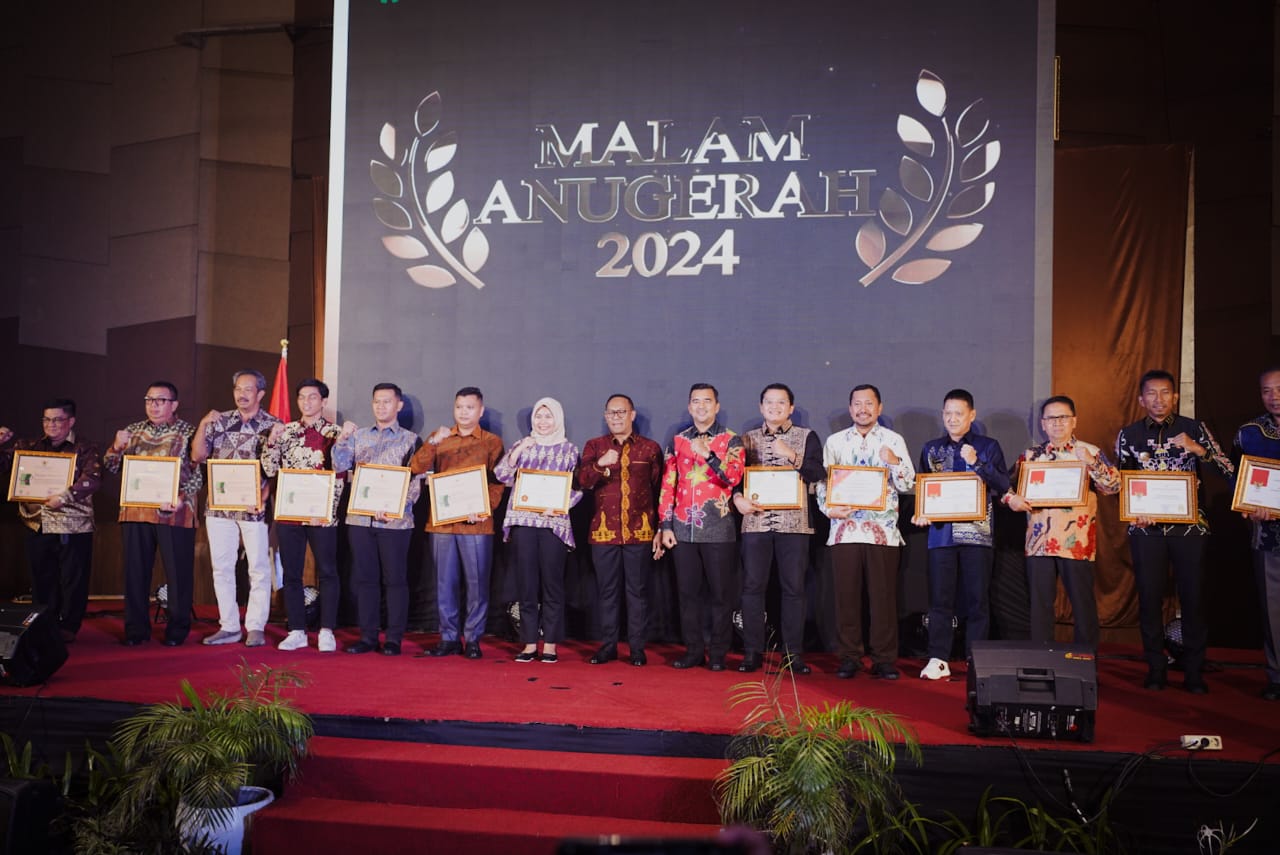 PJ Gubri  Rahman Hadi Serahkan Penghargaan K3 Tahun 2024 Kepada Perusahaan di Riau