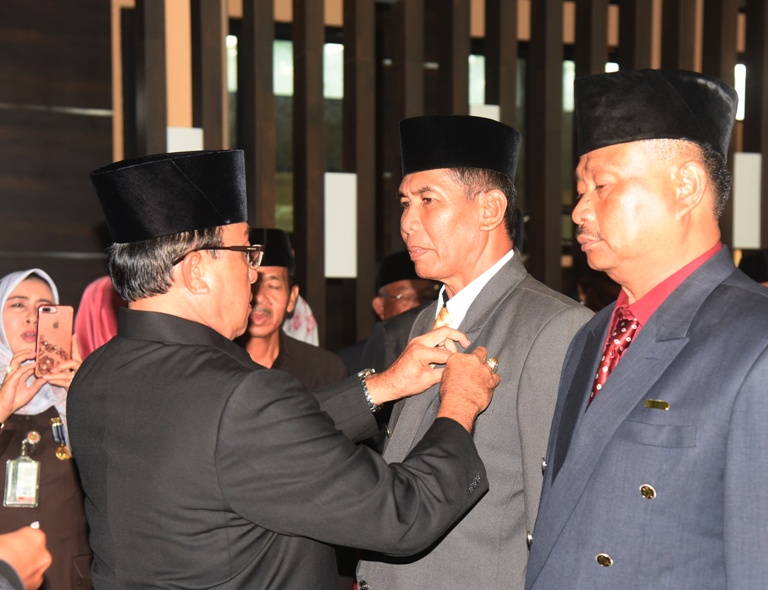 Bupati HM. Wardan Menyerahkan Tanda Kehormatan Satyalancana 2018