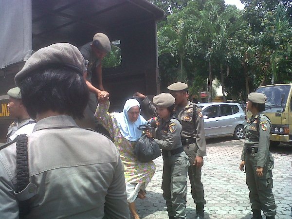 Tidak Dipedulikan Anaknya, Nenek  81 Tahun Terpaksa Ngemis