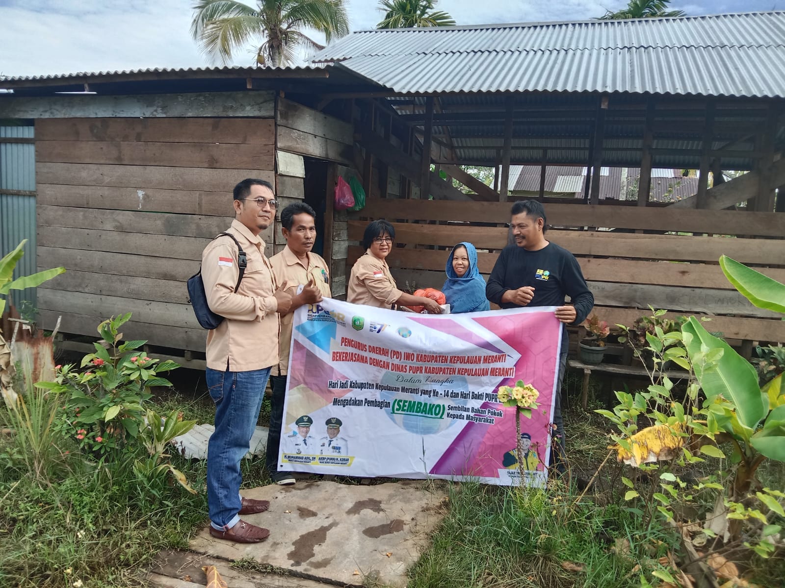 Ikatan Wartawan Online Bersama Dinas PUPR Kab. Kepulauan Meranti Bagikan Sembako