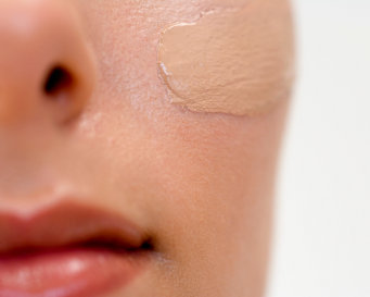 Tips Memilih Concealer untuk Menutupi Jerawat dan Lingkar Hitam Mata