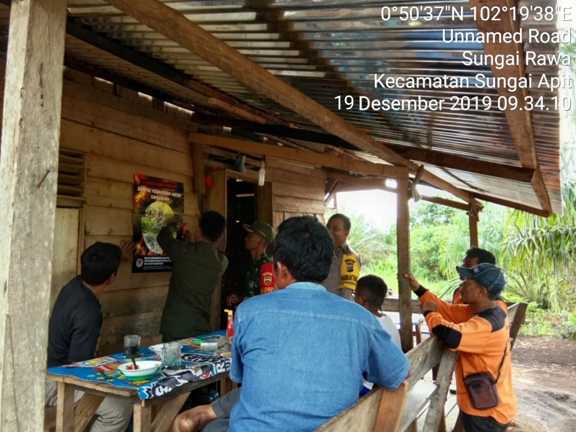 Babinsa Koramil 06/SA bersama, Babinkantikmas, Manggala Agni dan MPA Kosmos Karhutla Kp Sungai Rawa