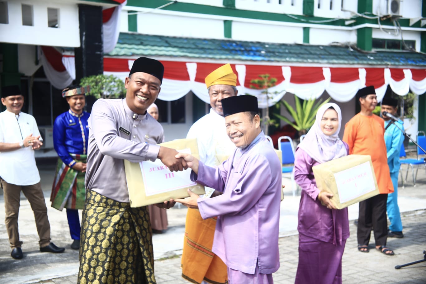 Sekda Serahkan Hadiah Pemenang Lomba HUT RI Ke- 78 Setda Kepulauan Meranti
