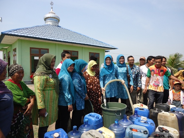 Ketua TP PKK Bengkalis H Rumaeni Herliyan Beri Bantuan Air Bersih