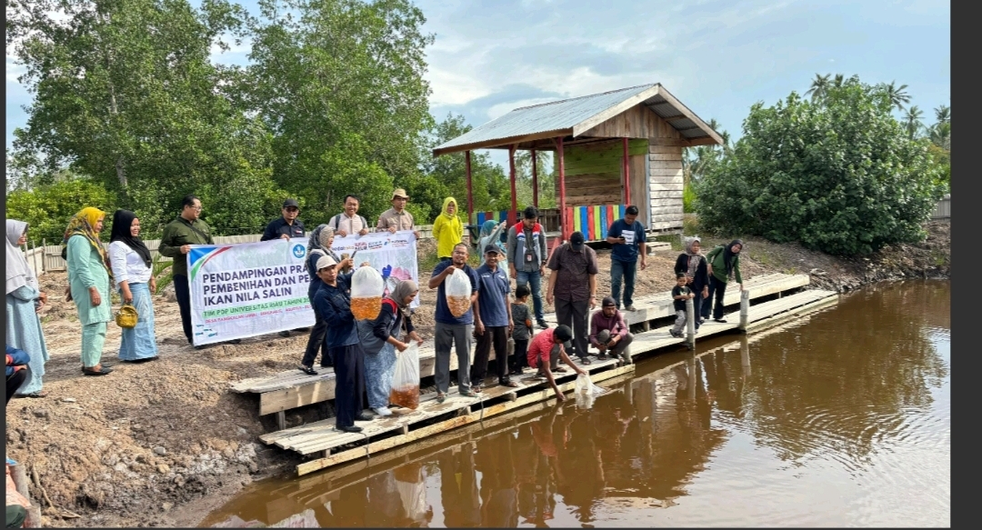 Tim PDP UNRI Sebar Bibit Ikan Nila Salin di Pangkalan Jambi