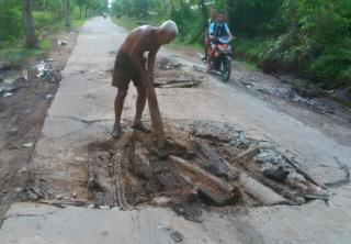 Kakek Uzur Sendirian Perbaiki Jalan Poros Bantan