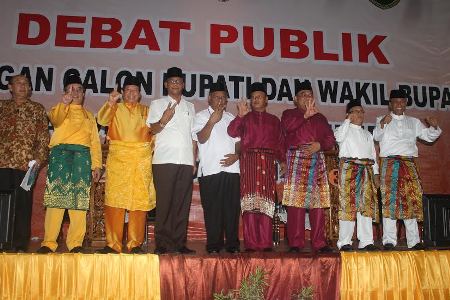 Debat Publik Bupati dan Wabup Rohil, Selain Unjuk Visi Misi, Paslon Juga Saling Sentil 