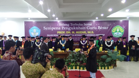 UR Kukuhkan Auzar sebagai Guru Besar ke-54