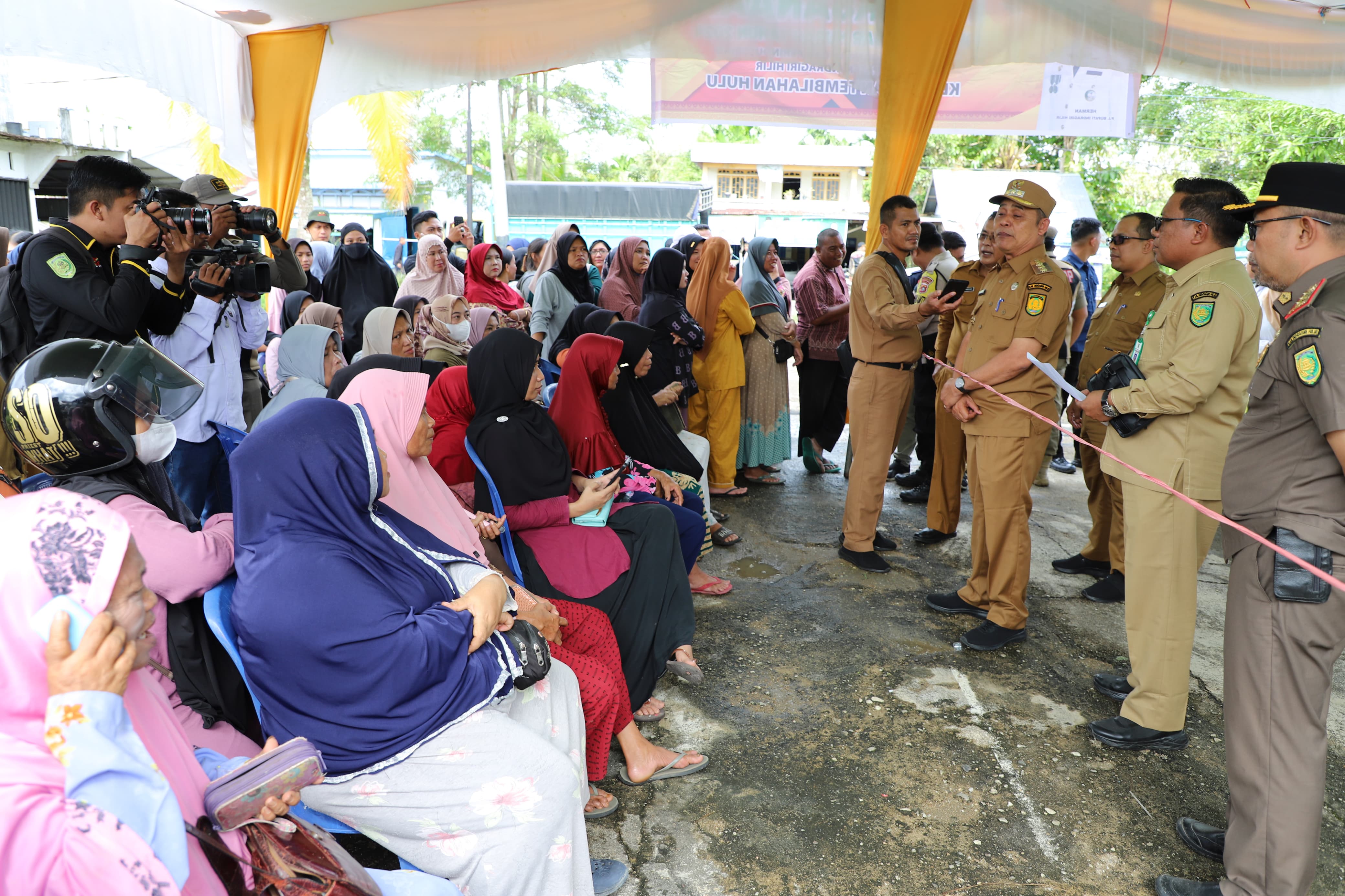 Kontrol Laju Inflasi dan Ketersediaan Bahan Pokok di Masyarakat, Penjabat Bupati Inhil Meninjau Pelaksanaan Operasi Pasar Murah