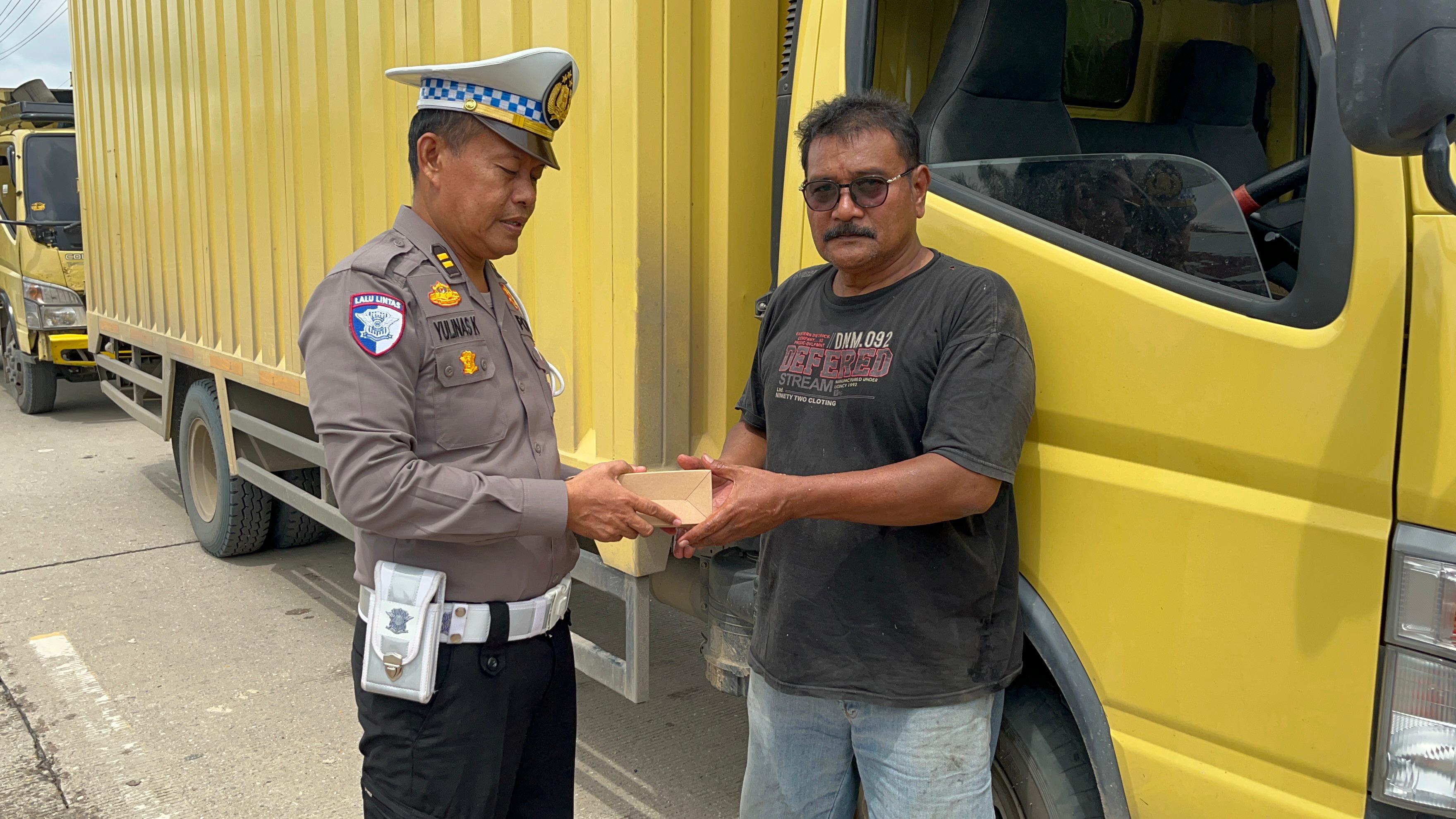 Polres Pelalawan Berbagi di Tengah Banjir: Wujud Kepedulian kepada Pengguna Jalan