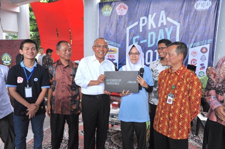 Gubernur Riau Bagi-bagi Laptop ke Mahasiswa