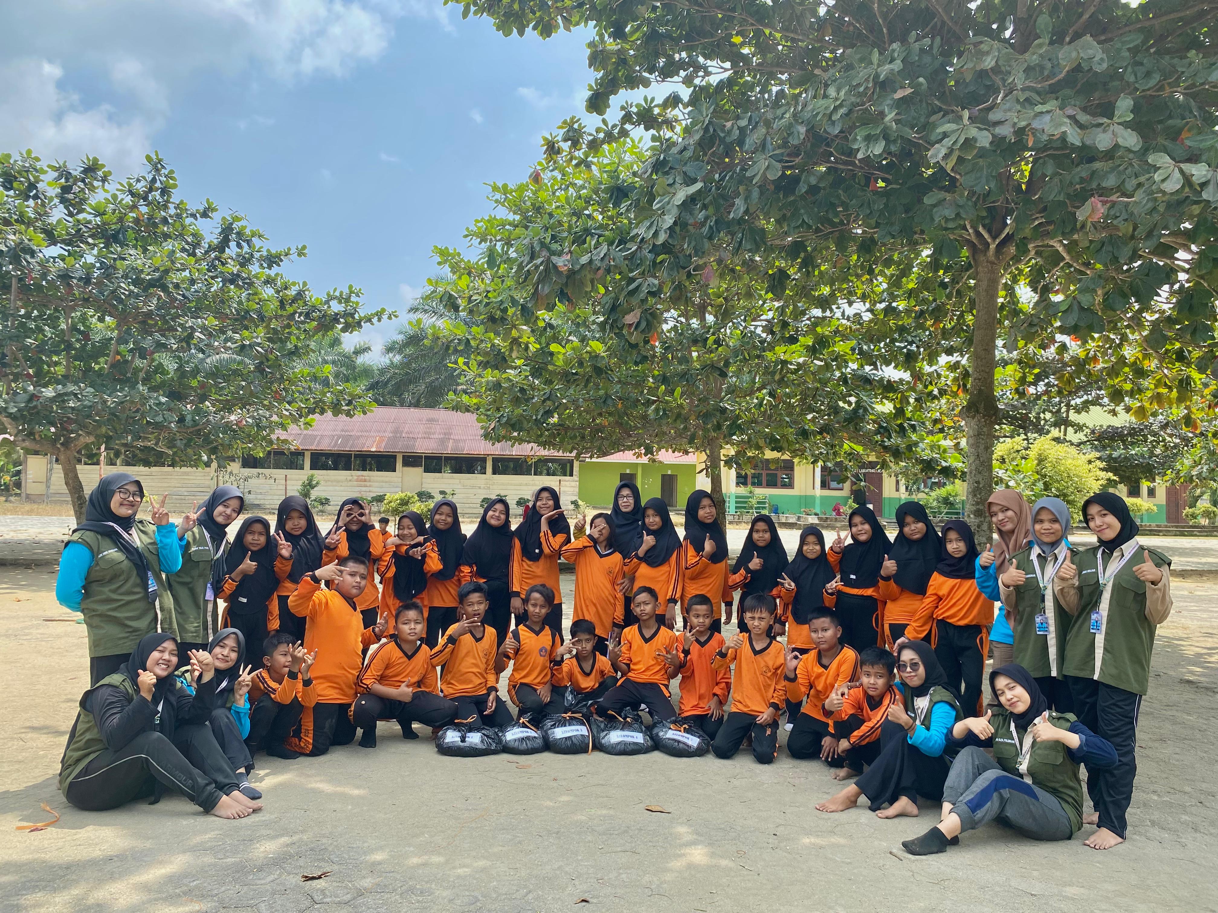 Mahasiswa  KKN MBKM FKIP UNRI Ajak Siswa SDN 014 Desa Beringin Makmur Membuat Kompos dari Sampah Organik