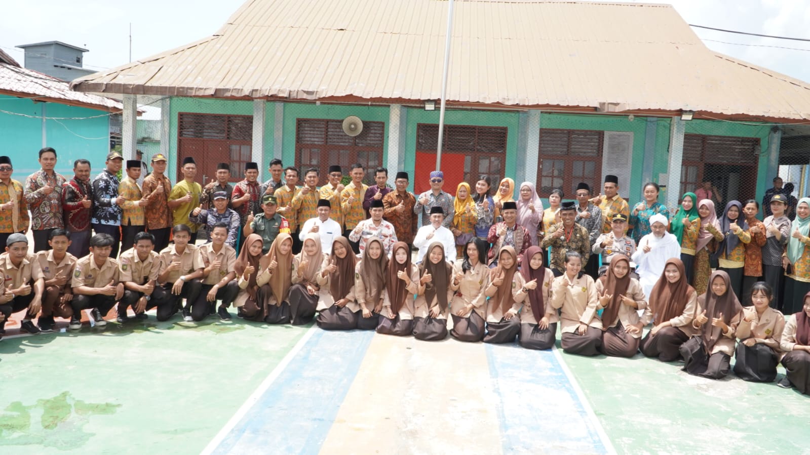 Kunjungi SMAN 1 Pasir Limau Kapas, Gubernur Riau Minta Guru Motivasi Siswa untuk Berkarya