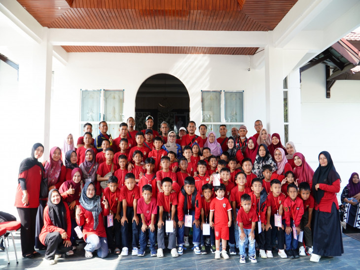 Mewakili Provinsi Riau di Seri Nasional, Wakil Bupati Kampar Dr. Hj. Misharti Lepas Keberangkatan Tim Kampar Junior FA U-10, U-11 dan U-12