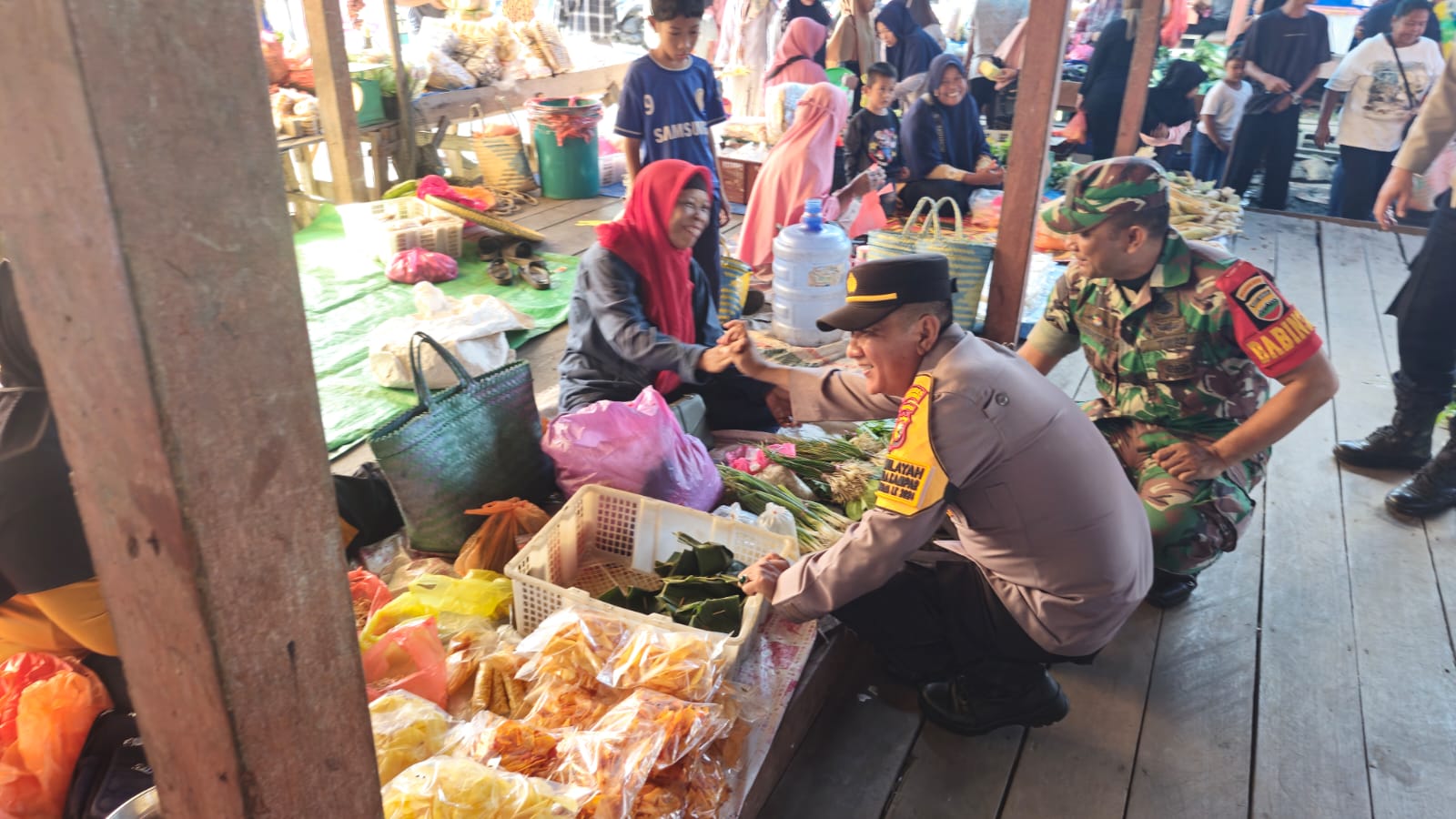 Polsek Kuala Kampar dan Koramil Perkuat Kamtibmas Melalui Pendekatan Emosional dengan Masyarakat