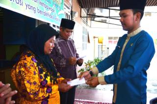 Sambil Serahkan Bantuan Keluarga Rimbas Sekampung Peringati Isra