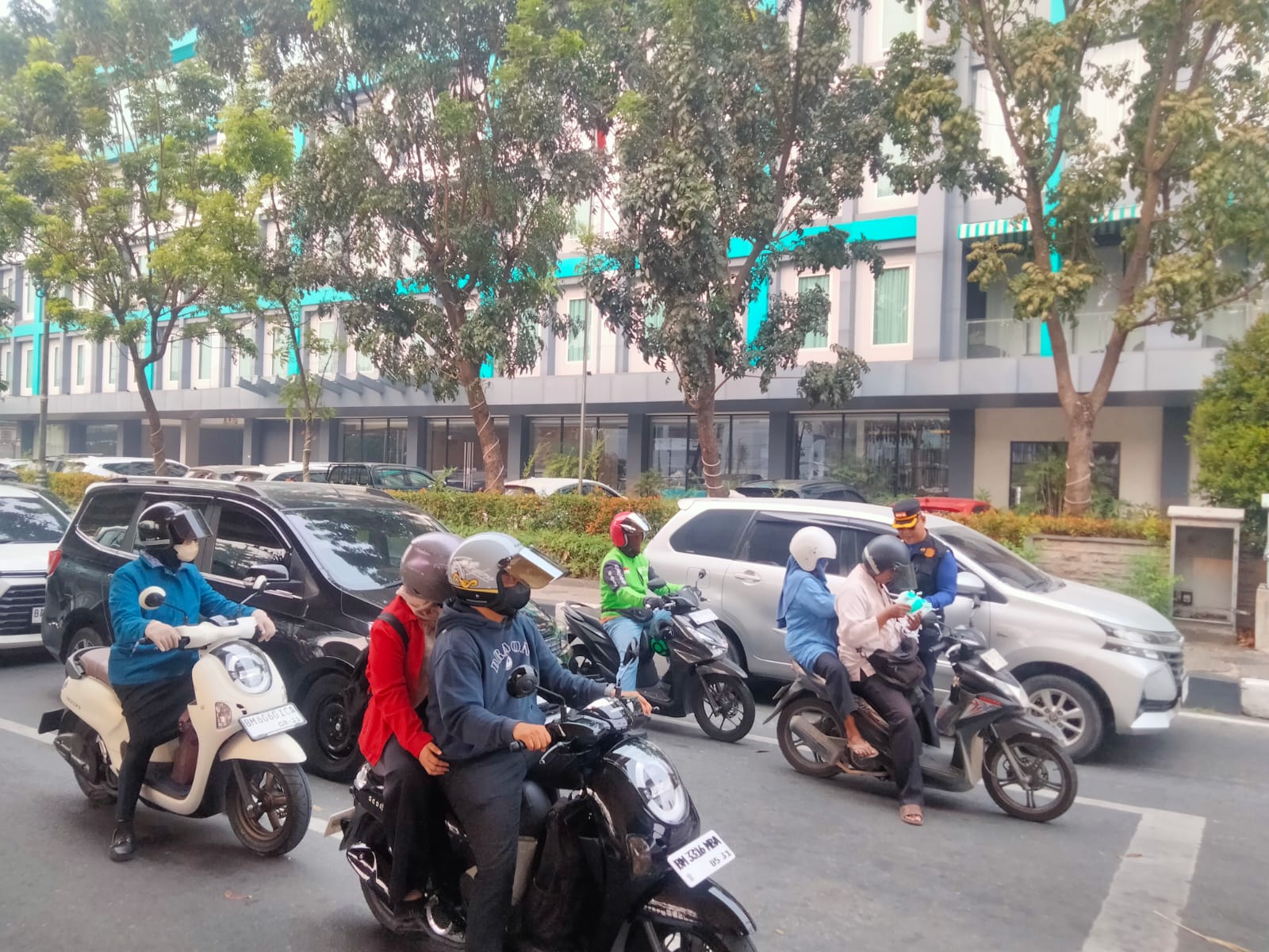 ‎BPBDPK Riau Melalui Bidang Damkar Turun Bagikan 1.000 Masker ke Warga
