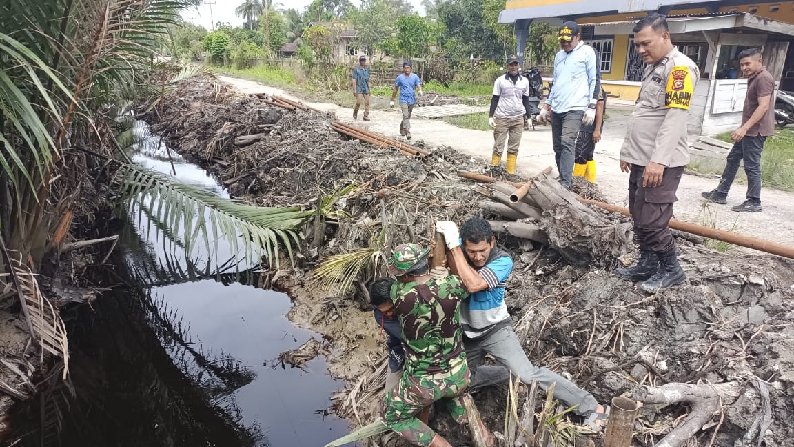 UPIKA Merbau Bersama Lurah Dan Kades Bagan Melibur Sinergi Gelar Goro Atasi Abrasi Serta Banjir