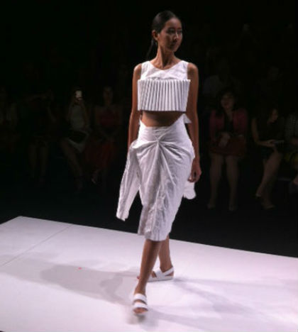 Busana Kertas Label FBudi yang Mencuri Perhatian