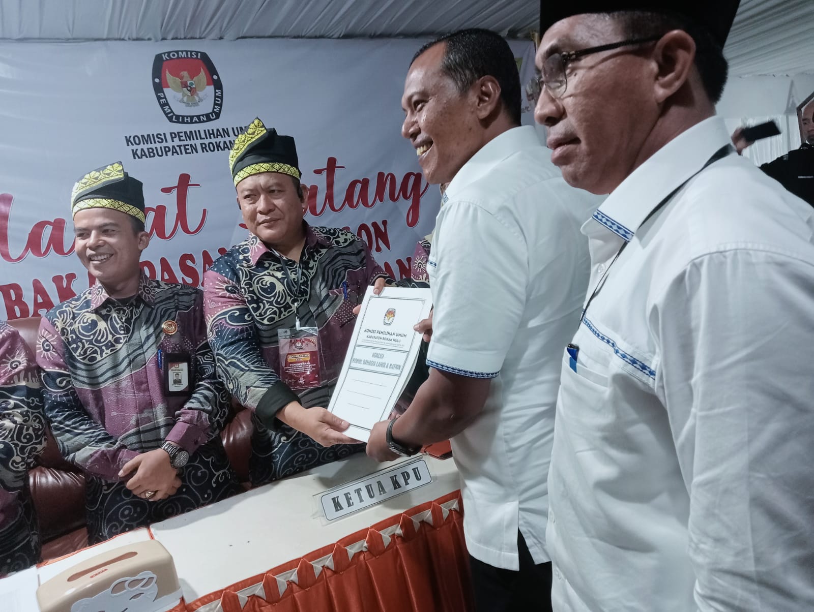 Ribuan  Warga Hantarkan  Pasangan Cabub dan Cawabub Kelmi Amri dan Asparaini Mendaftar di KPU Rohul