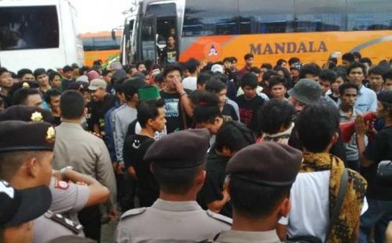 Ratusan Massa Penggembira HMI Menolak Dipulangkan