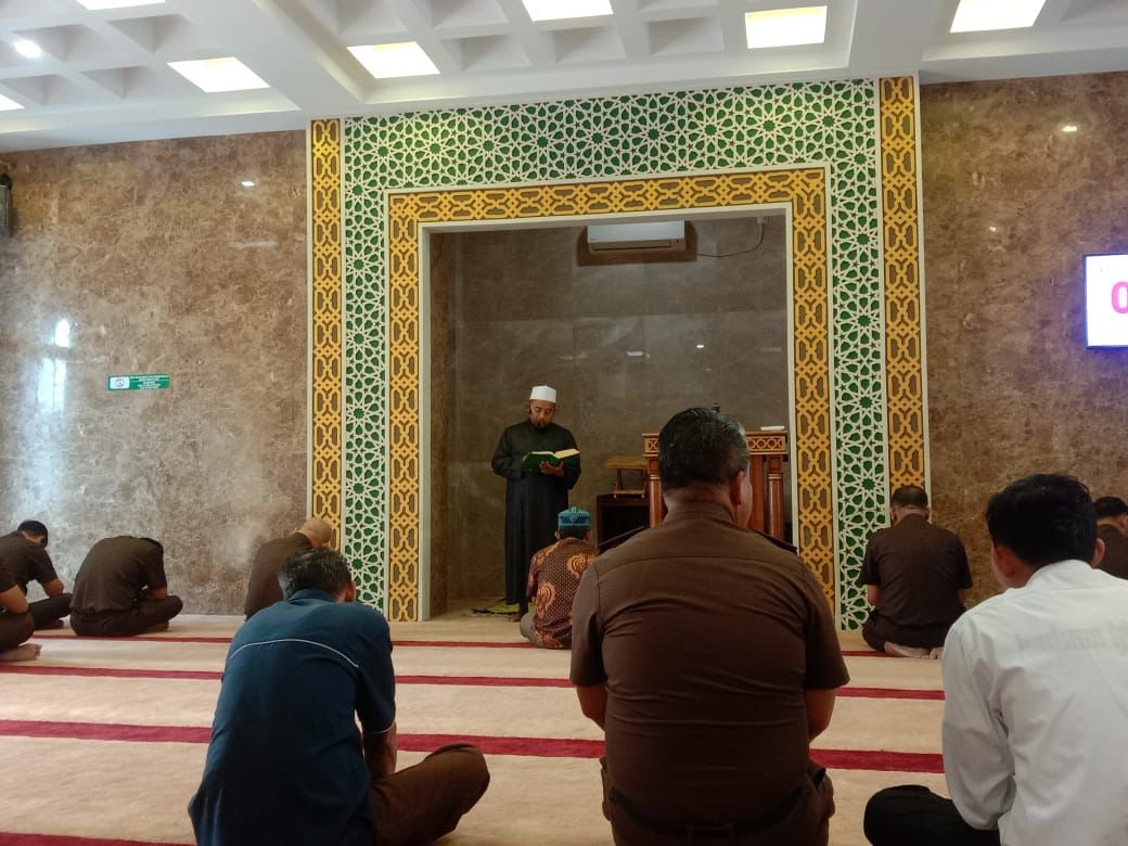 Tausiah Dzuhur di Masjid Kejati Riau Ust. Chairul Ichwan, S. Pdi Ajak Umat Muslim Baca Alquran dengan Lantunan yang Indah