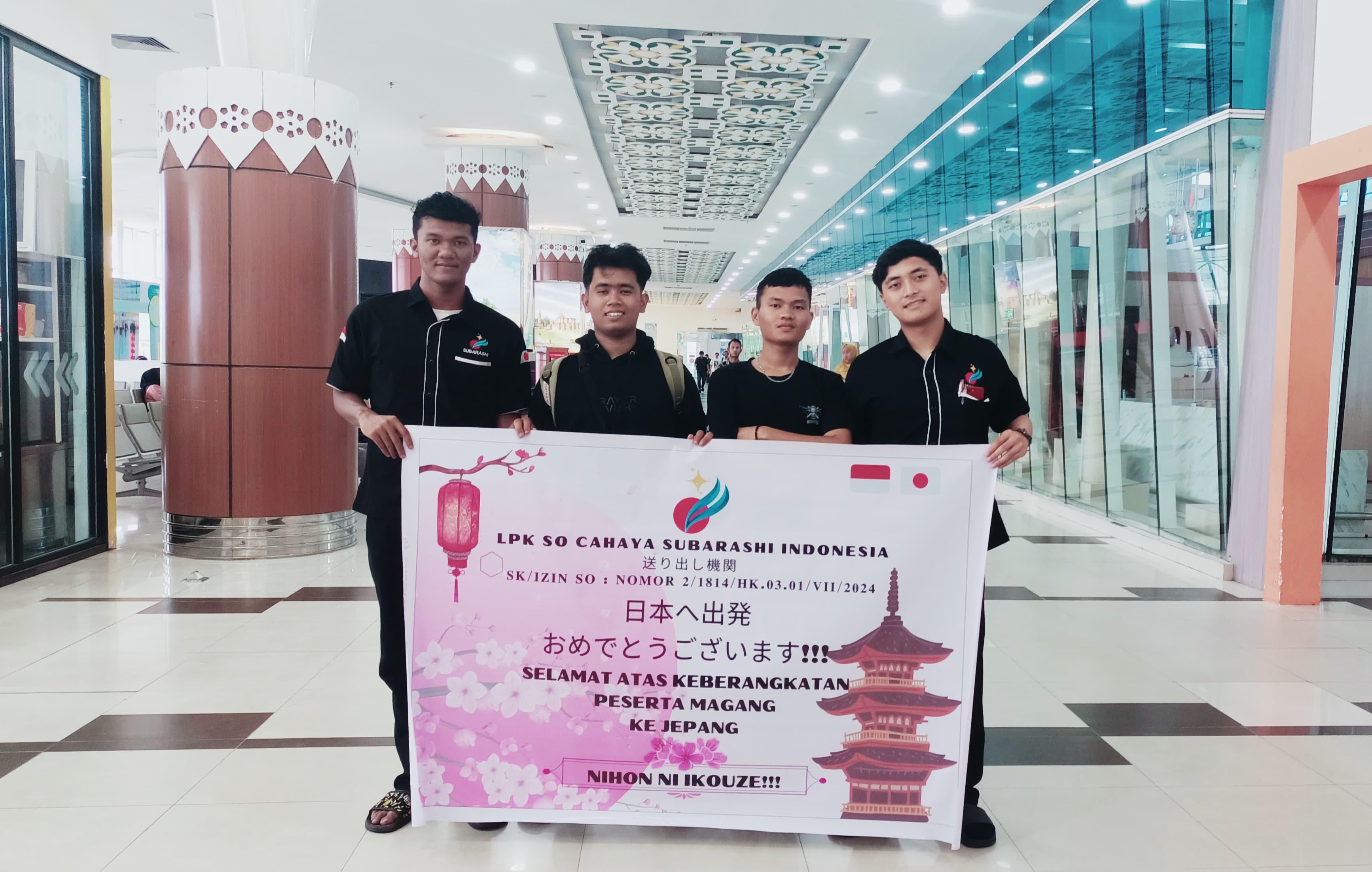 13 Peserta Pemagangan Berangkat Ke Jepang Tampak Begitu Bahagia