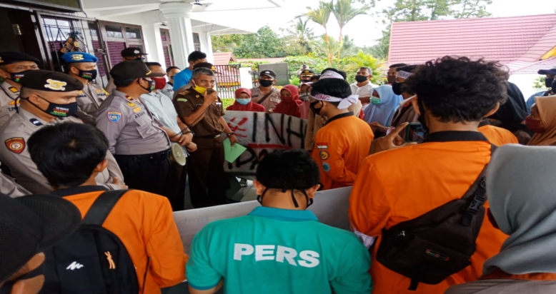 Mahasiswa dan BEM Demo Kajari Inhu